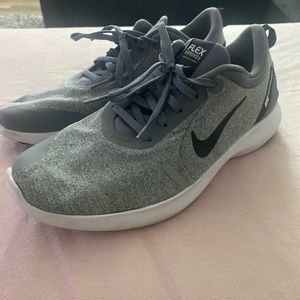 Nike FLEX Experience 8